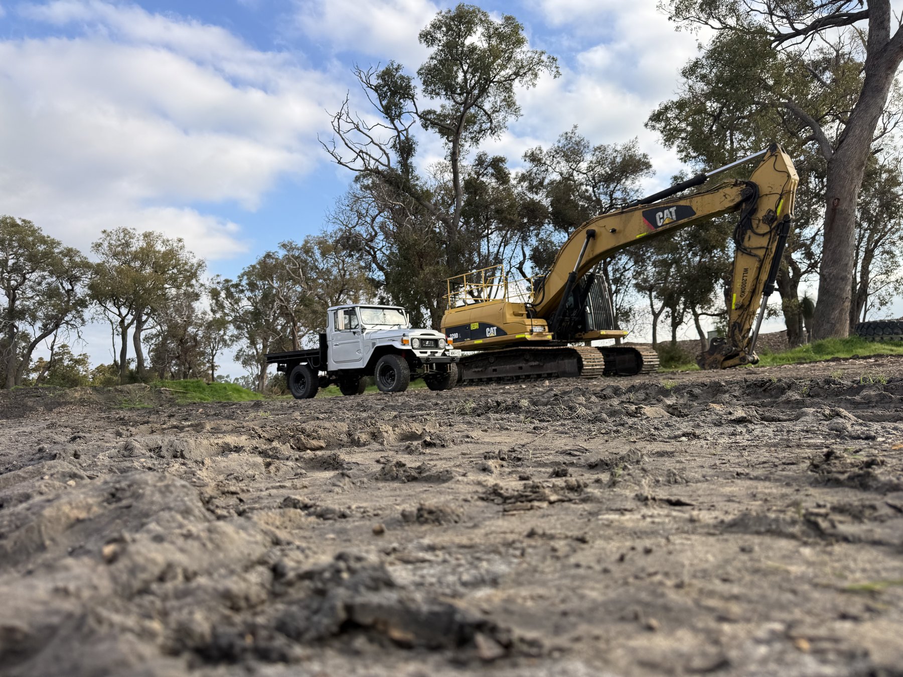 HJ47 near the excavator, wider angle