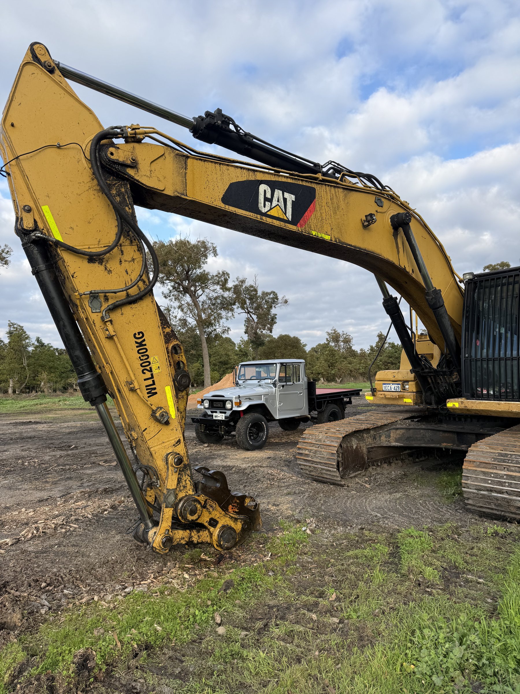Cat 329D boom over the pearl silver HJ47