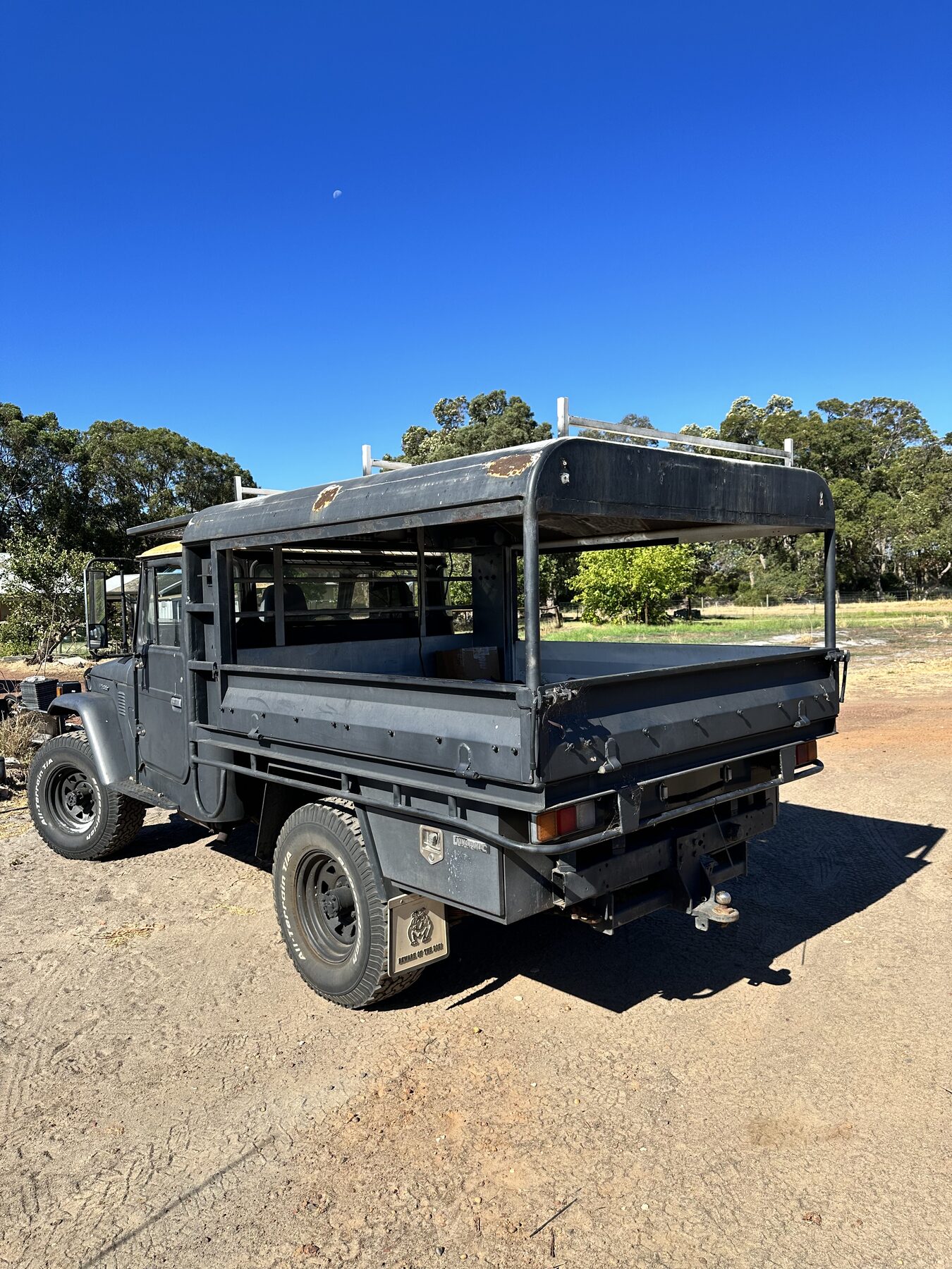 Rear tray of the black HJ47